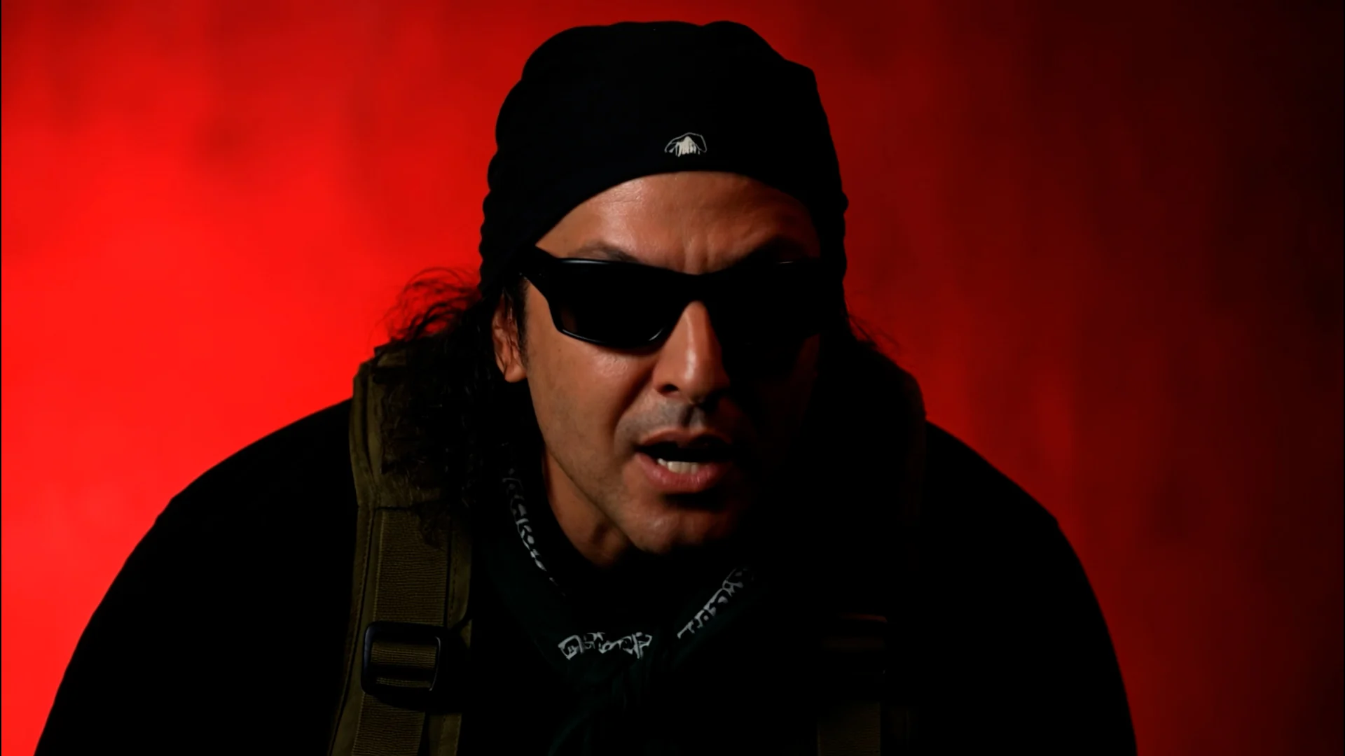 Yanlış Kardeşler klibinde kırmızı ışık altında Killa Hakan portresi